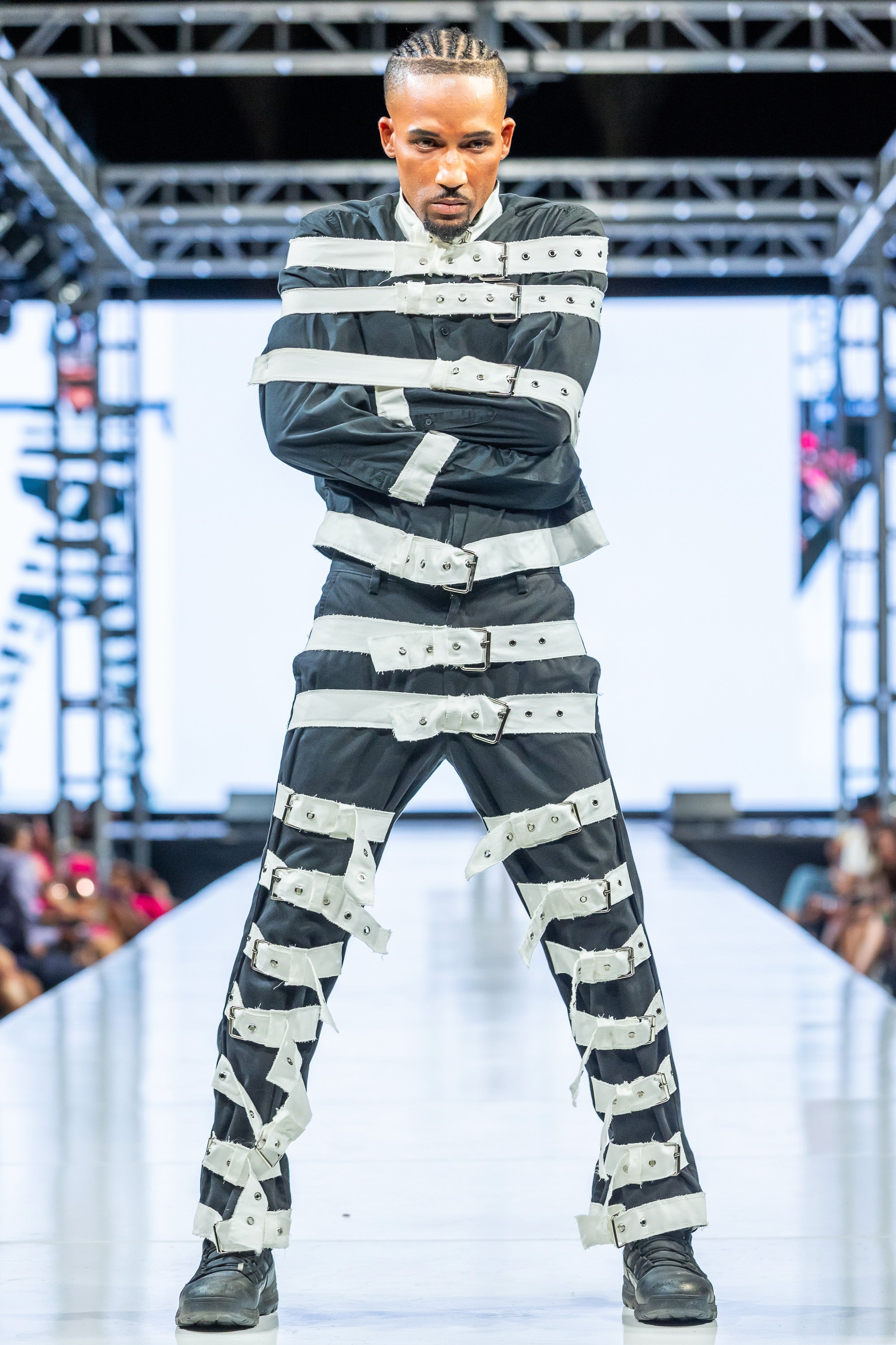 THE STRAITJACKET – LIVV